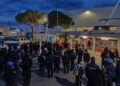 In centinaia presidiano i varchi del cantiere spezzino