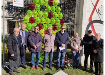 Realizzato con caschi al posto delle decorazioni