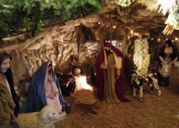Nel Napoletano albero e presepe con materiali riciclati
