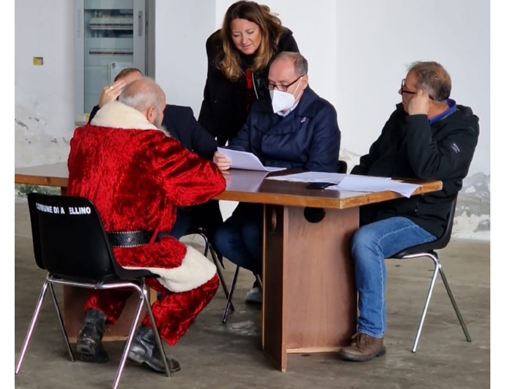 Si presenta al concorso del Comune vestito da Babbo Natale