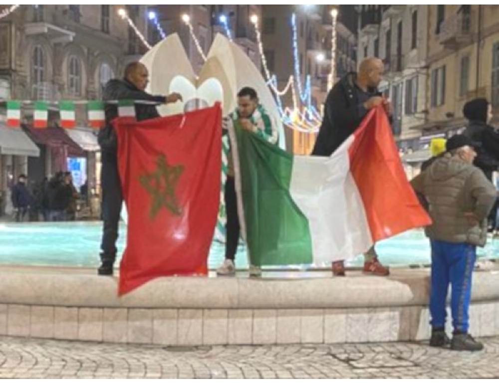 Tifosi Marocco puliscono piazza dopo festa sconfitta Portogallo