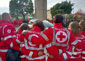 Decine di volontari in divisa a funerali Simone a Senigallia