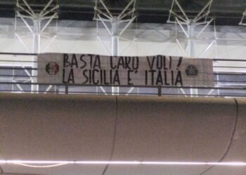 Esposti striscioni in aeroporti Catania e Palermo