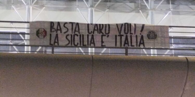 Esposti striscioni in aeroporti Catania e Palermo