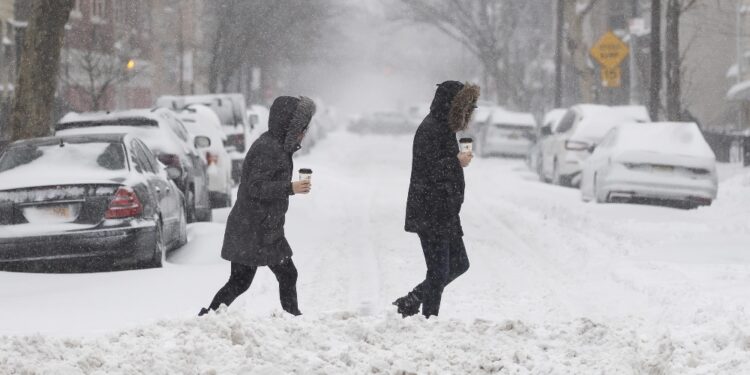 Cancellati oltre duemila voli per gelo e neve