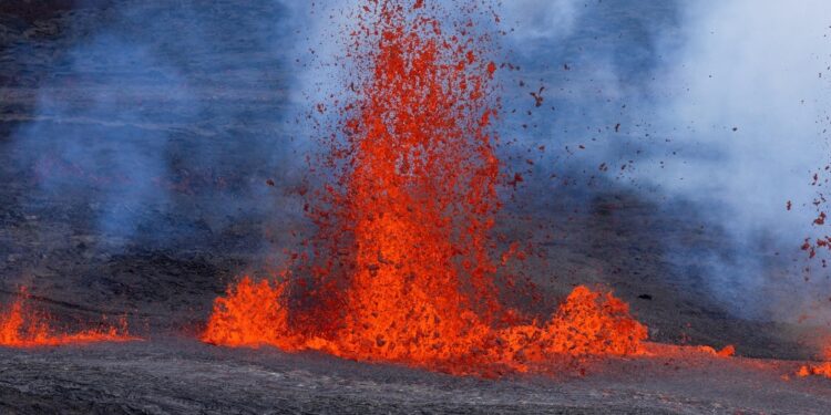 Flusso di lava minaccia principale arteria stradale Big Island