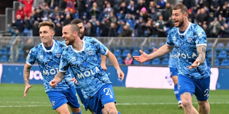 Tommaso Arrigoni festeggia dopo aver segnato la rete dell'1-0 contro Il Cittadella (foto Roberto Colombo)