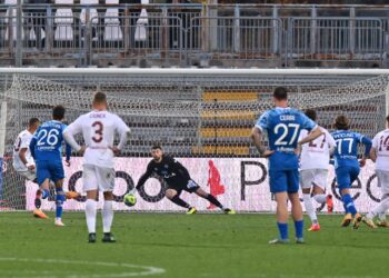 Il rigore di Hernani che ha regalato la vittoria alla Reggina (foto Roberto Colombo)