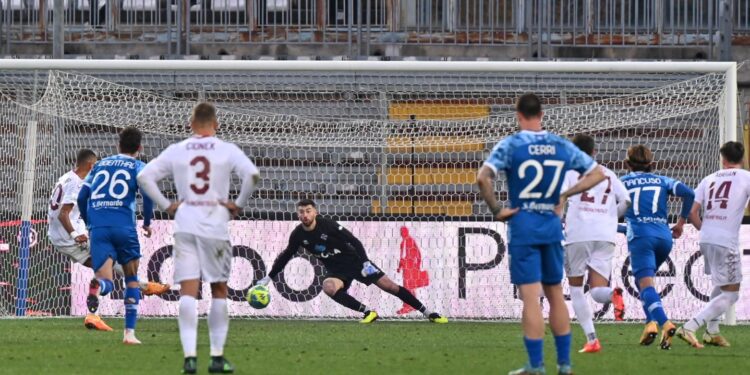 Il rigore di Hernani che ha regalato la vittoria alla Reggina (foto Roberto Colombo)