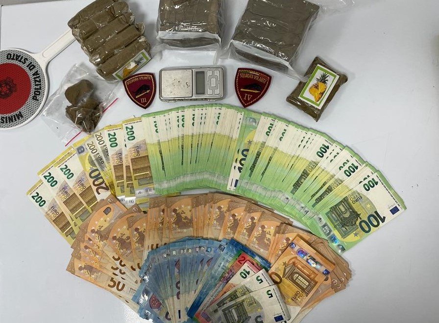 Spaccio a Como, la polizia scopre contanti e droga nelle case di due giovani