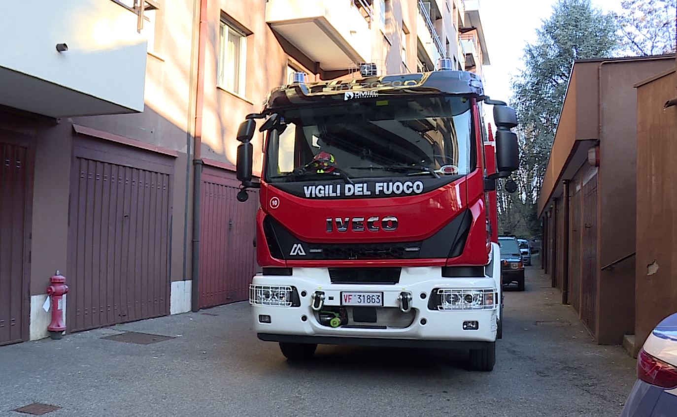 Incendio di un ascensore a Como in via Quasimodo, 13 persone salvate dai vigili del fuoco