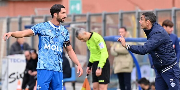 Mister Moreno Longo con il capitano Alessandro Bellemo (foto Roberto Colombo)