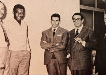 Pelè allo stadio Sinigaglia nel 1963 con il campione olimpico di scherma Antonio Spallino (alla sua sinistra) e i dirigenti del Calcio Como d'epoca