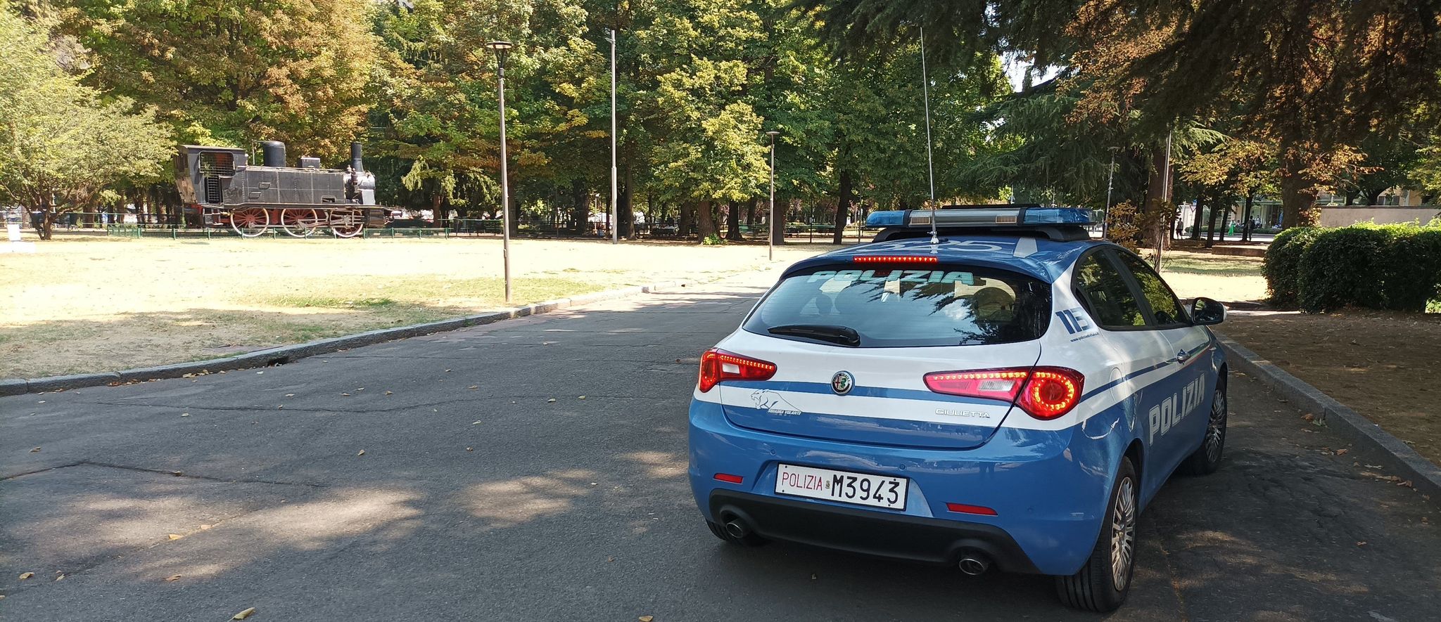 Calci ai poliziotti, quattro contusi. Arrestato 19enne