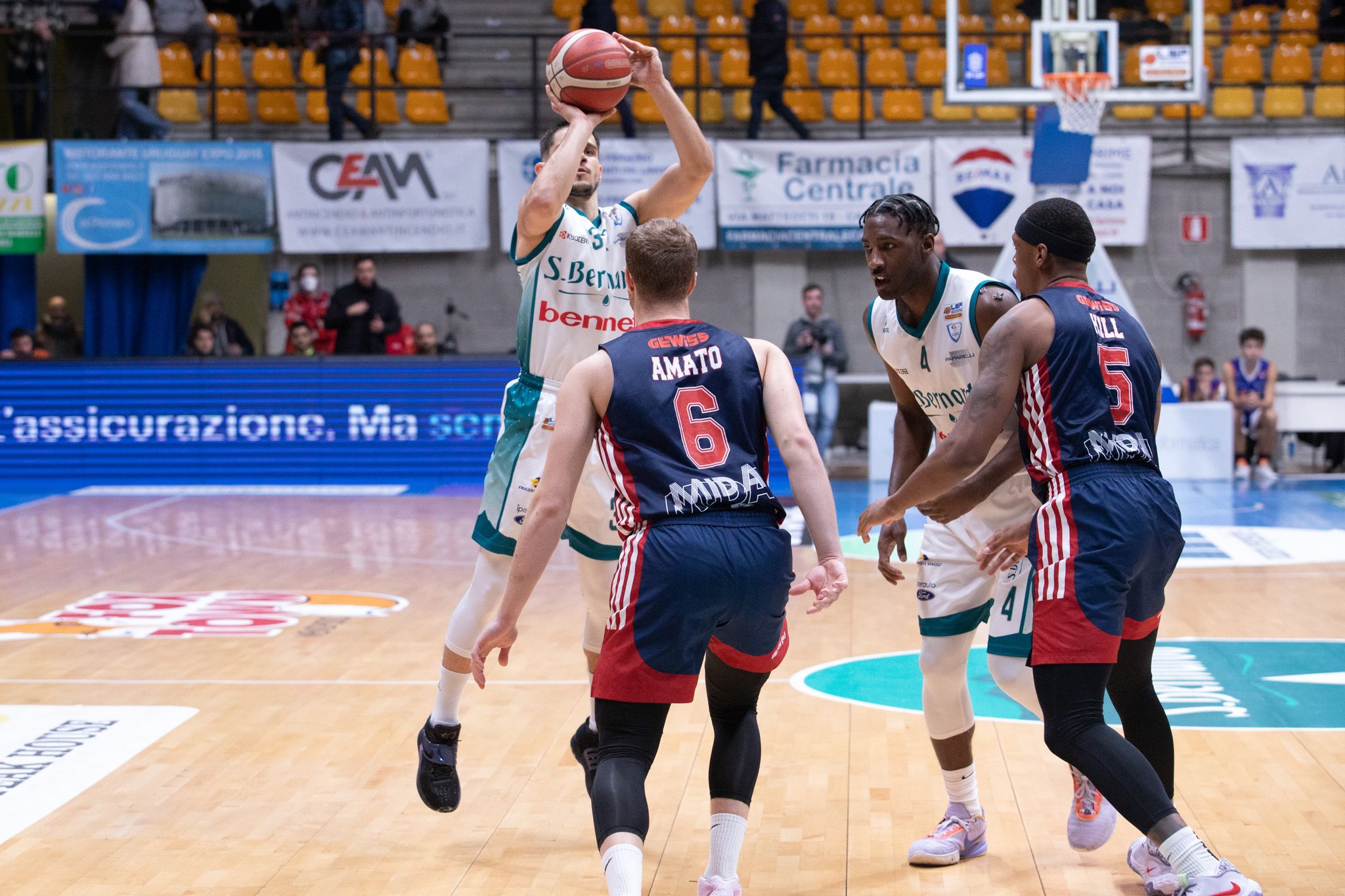 Cantù vince contro Milano. Decimo successo di fila, i brianzoli chiudono l’anno in vetta alla classifica