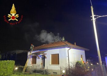 Incendio al tetto di un’abitazione a Tavernerio