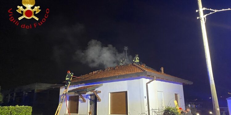 Incendio al tetto di un’abitazione a Tavernerio