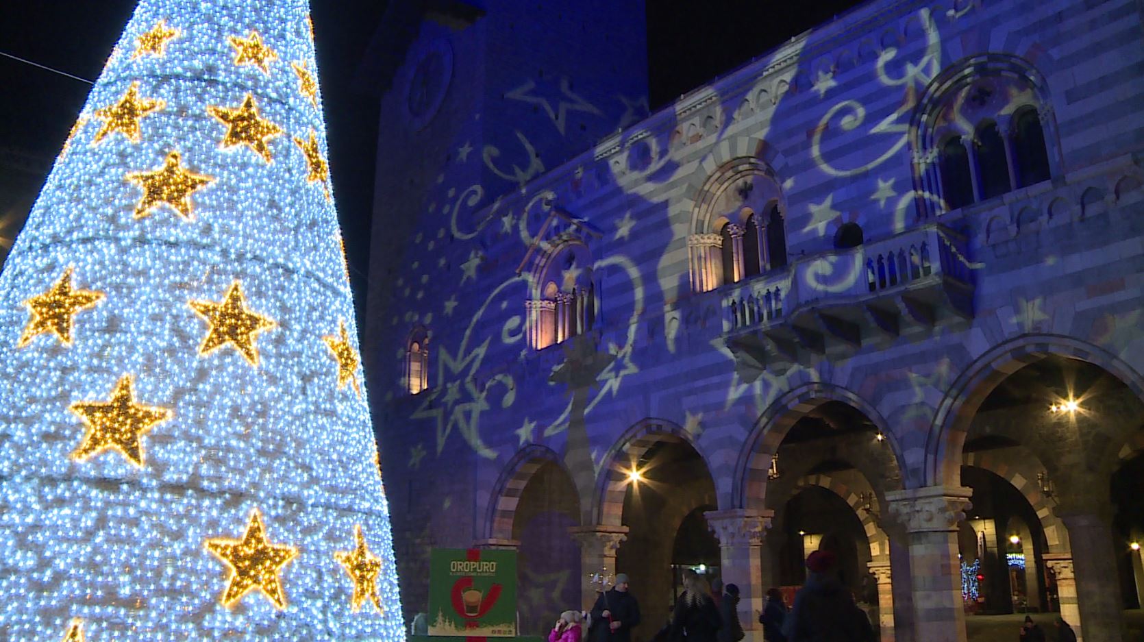 Luci sul Broletto e il Teatro Sociale. Si accende il Natale a Como