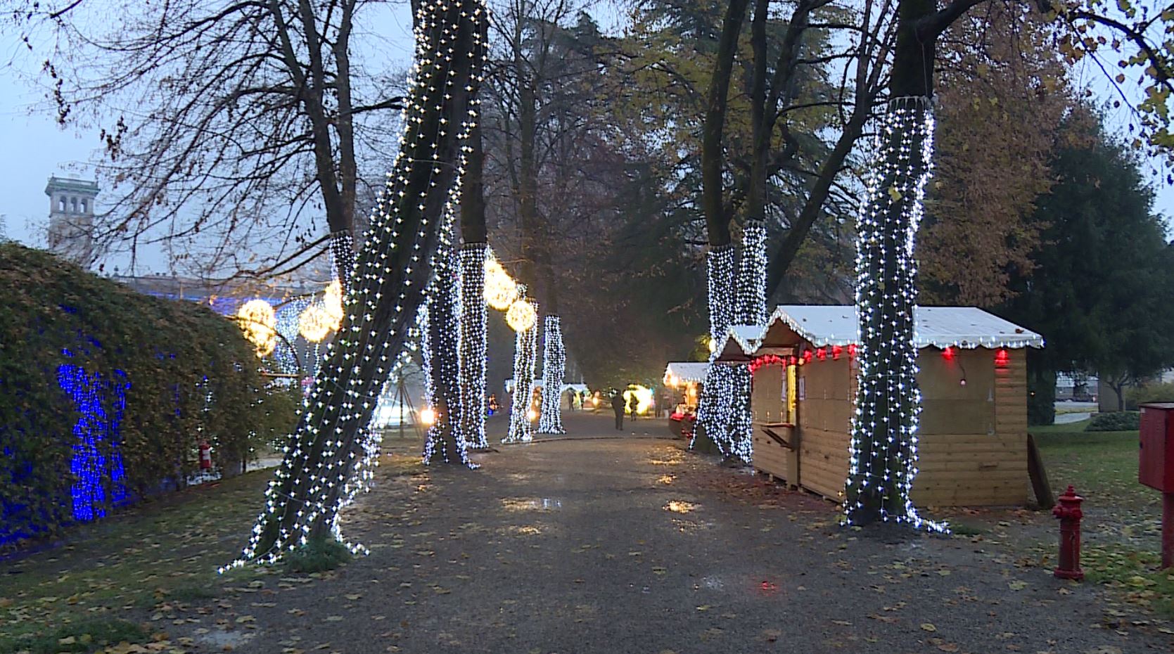 Città dei Balocchi, fango e casette chiuse a Cernobbio. Oggi uno spettacolo (ben) lontano dall’immaginario sfavillante