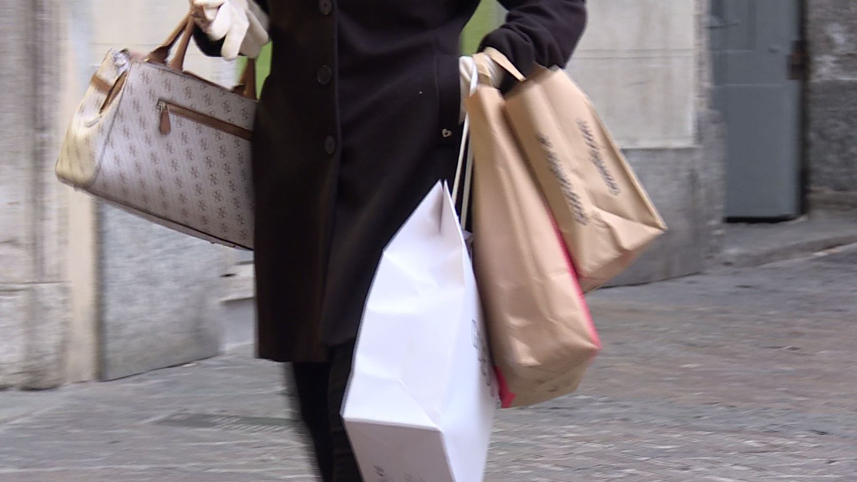 Natale a Como, è corsa ai regali. I commercianti sperano nell’ultima settimana di vendite