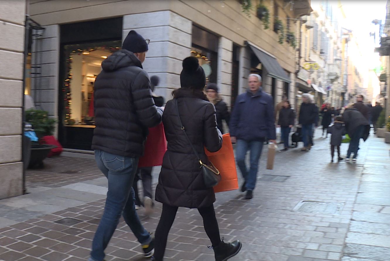 Vigilia di Natale, corsa agli ultimi regali a Como