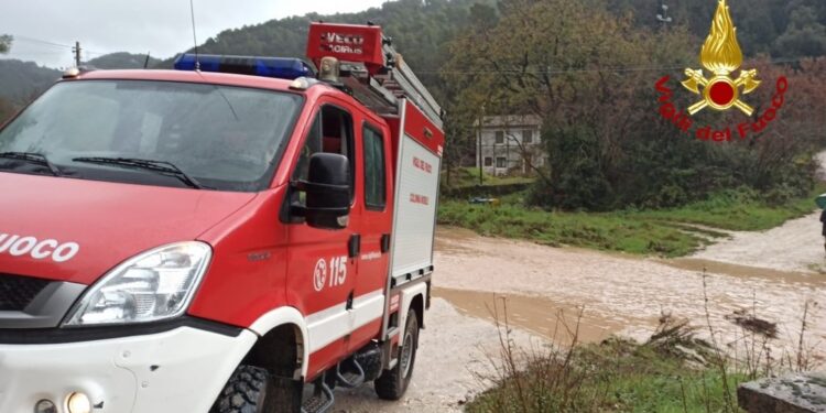 La sua famiglia era rimasta isolata per la piena di un torrente