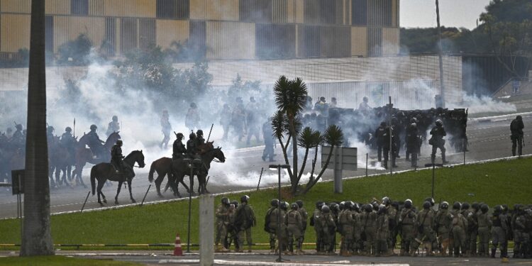 Il blitz nell'accampamento davanti a caserma esercito a Brasilia