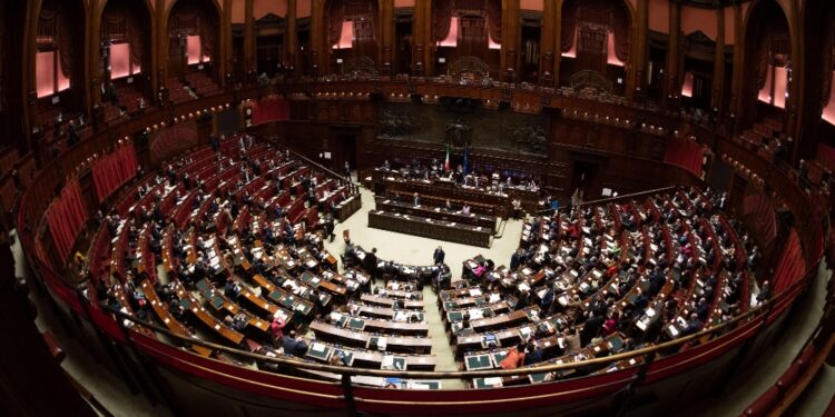 Richiesta del Pd passa con l'astensione della maggioranza