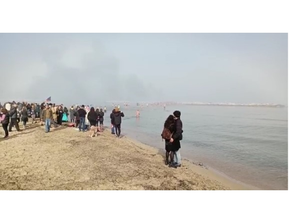 Capodanno: a Bari cittadini fanno il bagno, c’è anche il sindaco