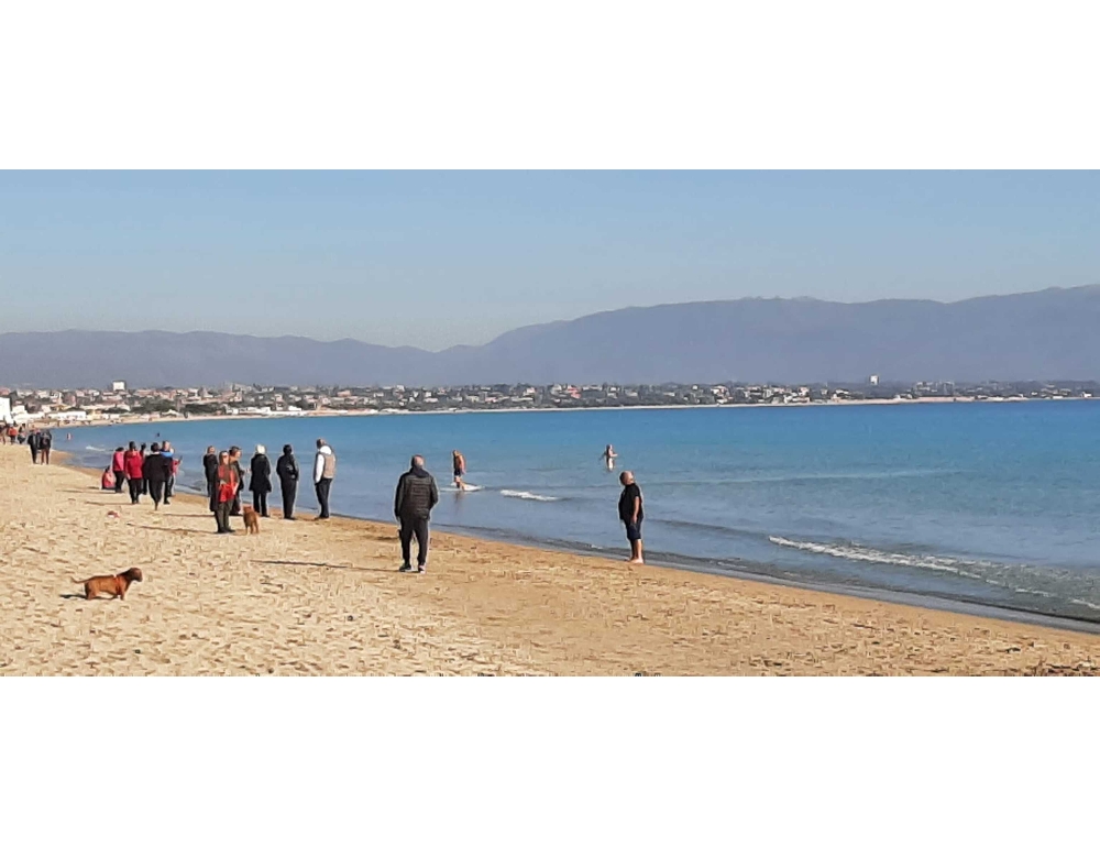 Capodanno:in tanti su litorale Cagliari e primi tuffi del 2023