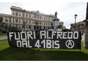 Un gruppo ha cercato di forzare il cordone