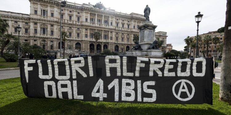 Un gruppo ha cercato di forzare il cordone