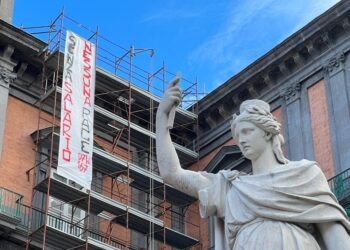 Striscione esposto su lato del Teatro San Carlo