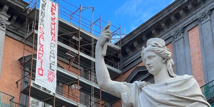 Striscione esposto su lato del Teatro San Carlo