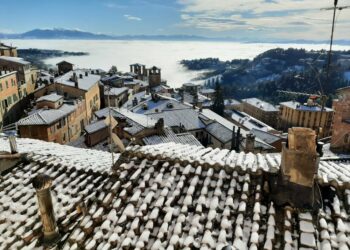 Imbiancate le colline e le montagne intorno alla città