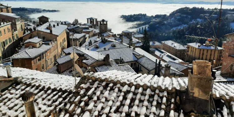 Imbiancate le colline e le montagne intorno alla città