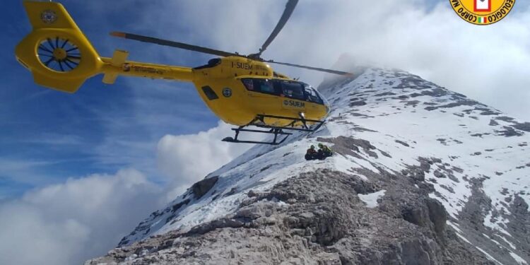 Soccorso Alpino estrae donna sotto due metri di neve