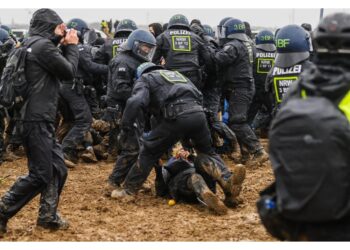 Ma per manifestanti 'incredibile uso violenza da forze ordine'