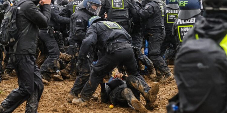 Ma per manifestanti 'incredibile uso violenza da forze ordine'