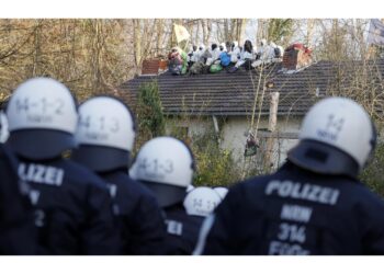 Tensione. Thunberg critica 'violenza' polizia. I Verdi divisi