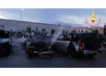 Incendio si è sprigionato da una delle vetture. Indaga Polizia.