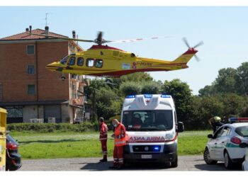 E' rimasto schiacciato sotto un camion in un'officina