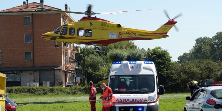 E' rimasto schiacciato sotto un camion in un'officina