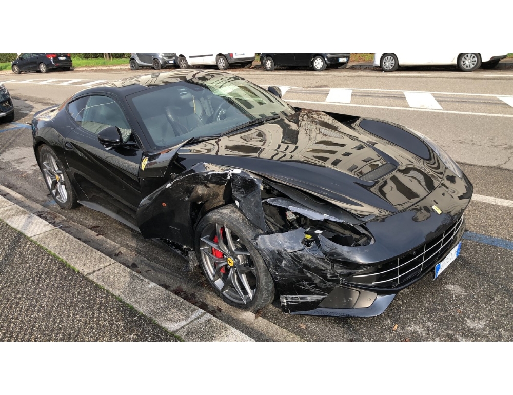 Incidenti stradali, con Ferrari contro 4 auto in sosta e via