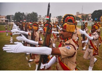 Parata di Giorno della Repubblica sfila nel centro di Delhi