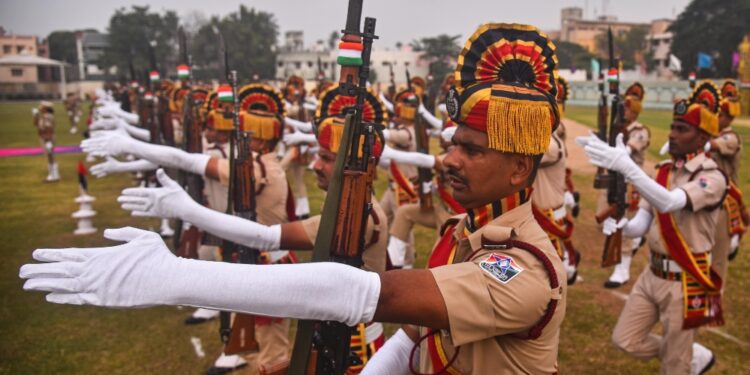 Parata di Giorno della Repubblica sfila nel centro di Delhi