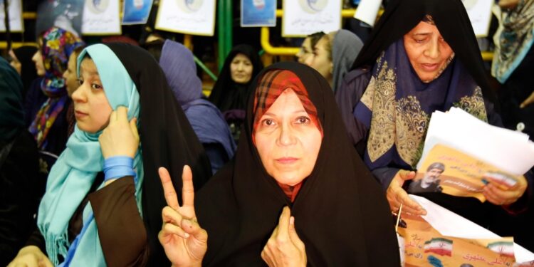 Tra loro anche la figlia dell'ex presidente Hashemi Rafsanjani
