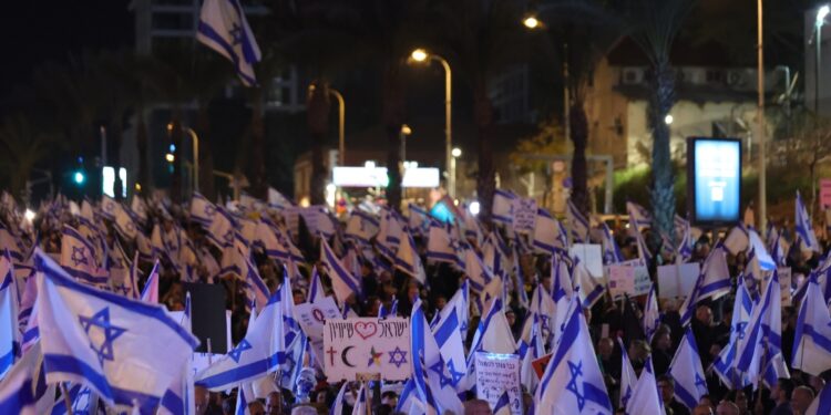 Slogan in difesa della Corte Suprema. Lapid: 'Non molleremo'