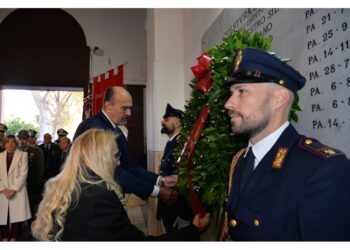 Insignito nel 1999 della Medaglia d'oro al valor civile