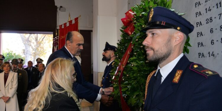 Insignito nel 1999 della Medaglia d'oro al valor civile